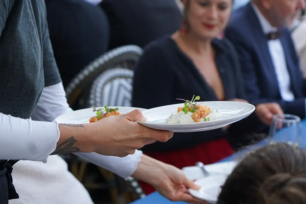 Plats servits als convidats en una taula llarga