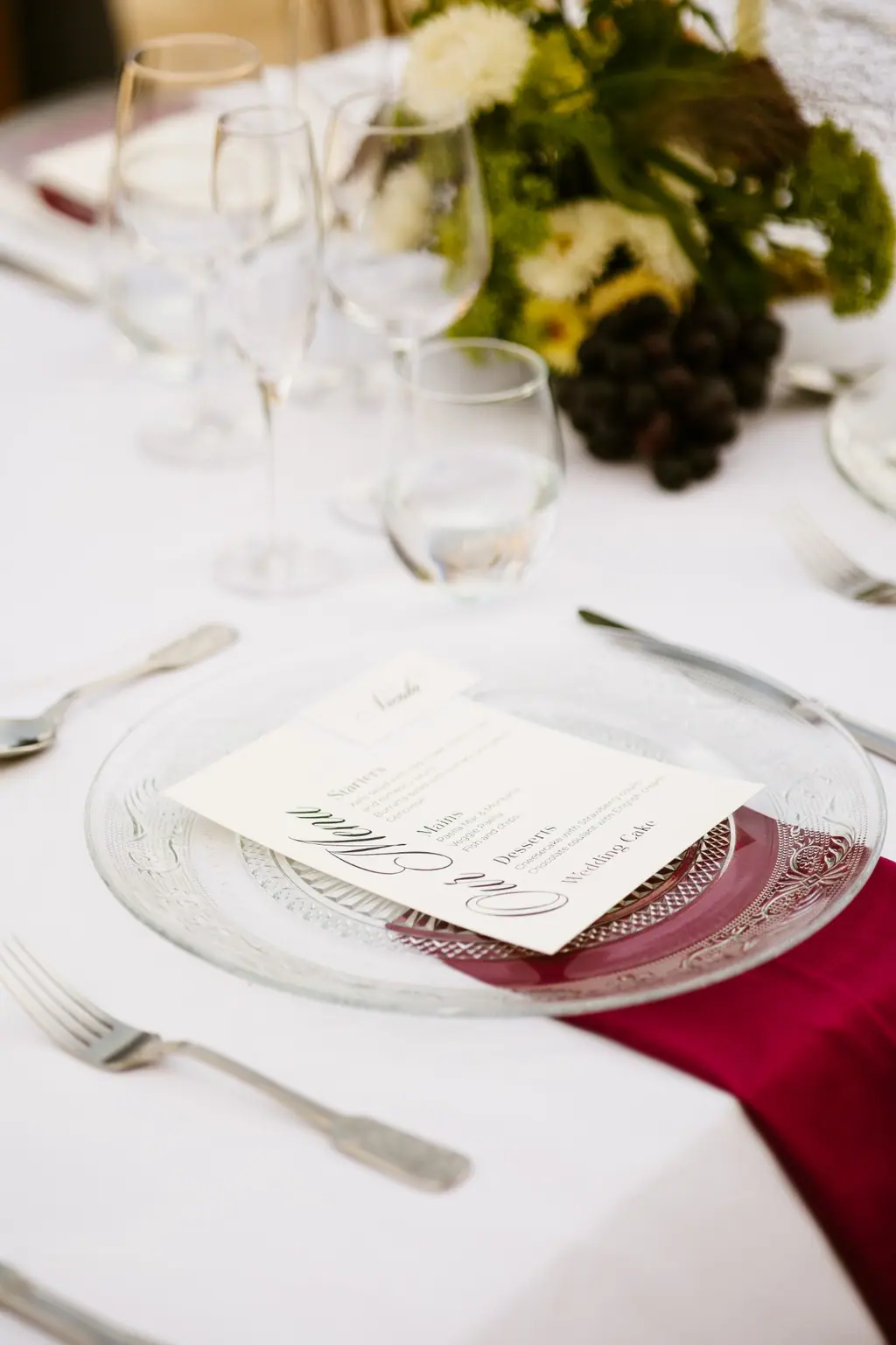 Una taula per a un sopar privat, amb cristalleria i un menú escrit a mà